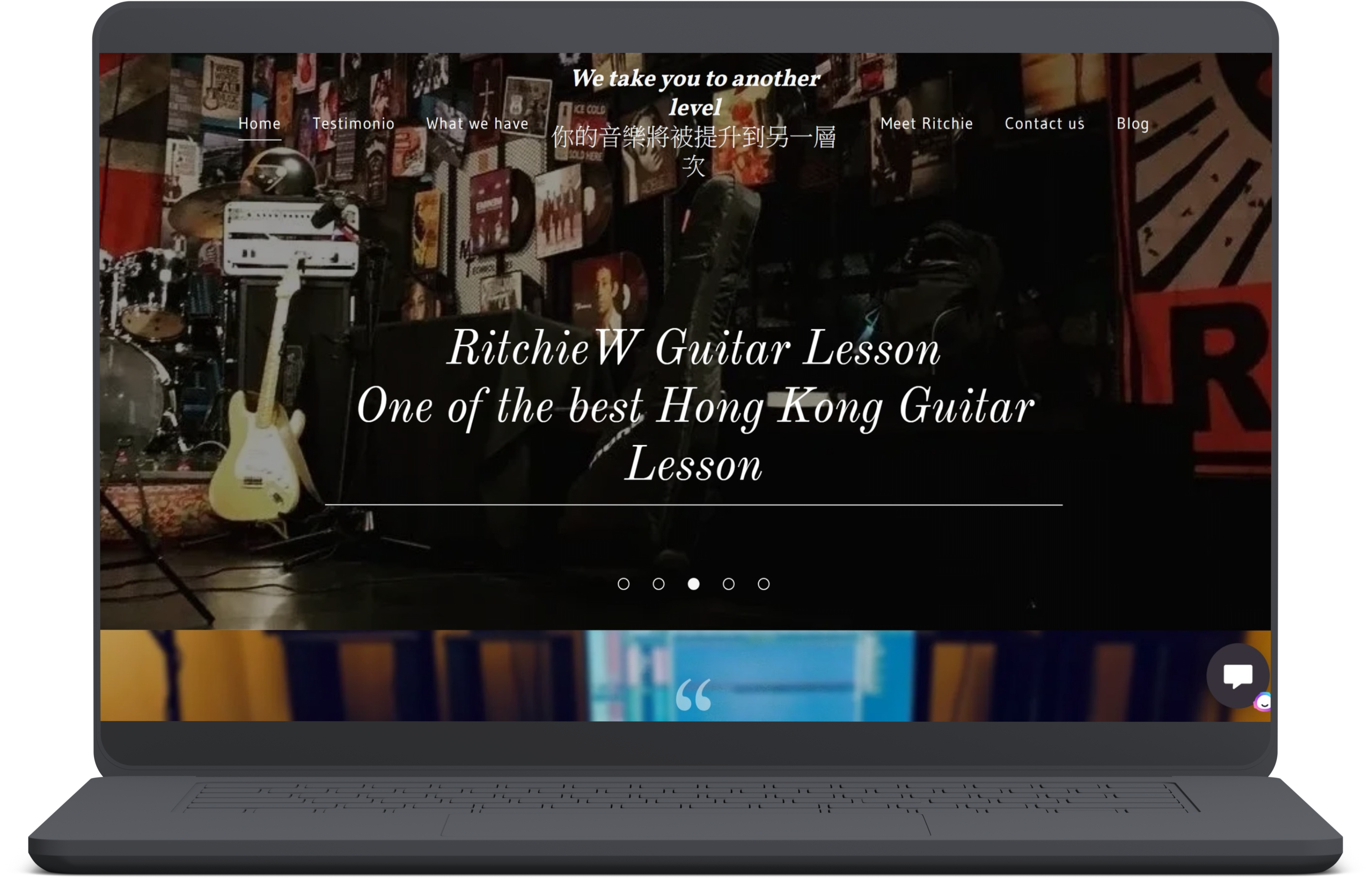 網站主頁顯示「RitchieW 吉他課程：香港最好的吉他課程之一」的文字。背景圖像展示了舞台上的樂器和設備。顯示筆記型電腦螢幕。
